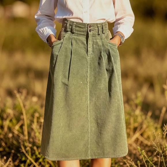 liz wear Dresses & Skirts - Vintage 80’s LIZ WEAR Liz Claiborne Green Corduroy Midi Skirt Sz 4 P